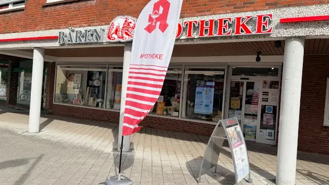 Außenansicht der Bären-Apotheke in Hage (Andere Richtung)